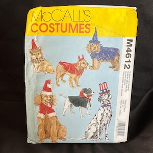 Puede incluir: Un patrón de costura para disfraces de perro. El patrón incluye cinco disfraces diferentes: una bruja, un diablo, un Papá Noel, un vampiro y una bandera estadounidense. El patrón es de McCall's Costumes y es de la talla M4612.