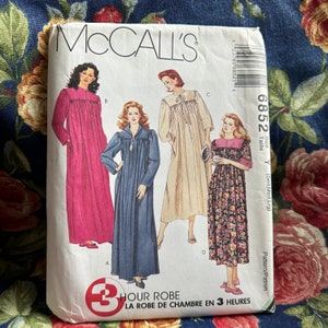 Puede incluir: Un patrón de costura para una bata de 3 horas. El patrón incluye tres estilos diferentes: una bata rosa, una bata azul y una bata con estampado floral. El patrón está disponible en tallas pequeña, mediana y grande.