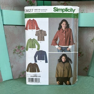 以下が含まれることがあります： シンプルシティの裁縫パターン番号3627は、女性用のジャケットで、袖と襟の選択肢がいくつかあります。このパターンには、フリル襟と長袖のジャケット、通常の襟と長袖のジャケット、通常の襟と半袖のジャケット、通常の襟と袖なしのジャケットの作り方の説明が含まれています。パターンは、緑と黒のテキストで白紙に印刷されています。