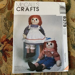 Bonecos Raggedy Ann e Andy em tamanho real, avental infantil e padrão de roupas // McCall's 8378 > Tamanho da boneca 36" > bonecos e transferência > Não utilizado