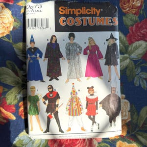 Pode incluir: Padrão de costura Simplicity Costumes com vários designs de fantasias de Halloween. O padrão inclui opções para um mago, bruxa, palhaço, fada e outros personagens. O tamanho do padrão é A, S, M e L.