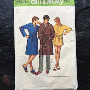 Könnte beinhalten: Vintage Simplicity Schnittmuster 9637 mit Illustrationen von Männern in Bademänteln. Das Schnittmuster enthält die Größen Medium 38-40. Das Cover hat ein grünes Banner mit dem Simplicity-Logo und dem Preis.