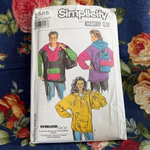 以下が含まれることがあります： Simplicity 9585 The Accessory Clubの裁縫型紙封筒。フロントポケット付きのフード付きジャケット3着とバックパックのイラストが描かれています。この型紙はオーバーロックミシンまたはサーガーミシンでの使用を想定して設計されています。