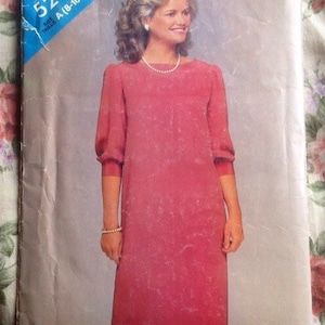 Puede incluir: Patrón de costura vintage para un vestido, talla A (8-10-12), de See & Sew, número de patrón 5244. El patrón muestra a una mujer usando un vestido rosa con cuello de barco y mangas 3/4.