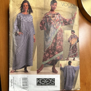 Puede incluir: Un patrón de costura para un vestido largo y holgado con cuello en V. El patrón es de Vogue Patterns y está diseñado por Koos van den Akker. El patrón incluye tres vistas diferentes del vestido, cada una con una tela y un estilo diferentes. El patrón es para las tallas XS, S y M.