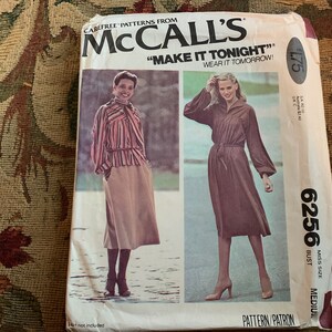 Può includere: Una busta di cartamodello vintage McCall's con un vestito marrone e una blusa a righe. Il numero del cartamodello è 6256 e la taglia è Miss Medium. Il testo sulla busta recita "Carefree Patterns from McCall's" e "Make it Tonight! Wear it Tomorrow!"