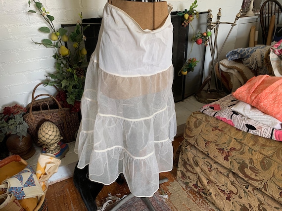 Vintage 1950s Crinoline Skirt // 32