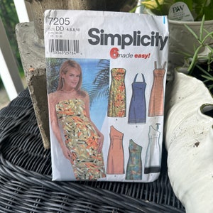 Könnte beinhalten: Ein Schnittmuster für sechs verschiedene Kleider. Das Schnittmuster ist für die Größen 4, 6, 8 und 10. Das Schnittmuster ist von Simplicity und trägt die Aufschrift "made easy!" Das Schnittmuster beinhaltet ein Kleid mit Blumenmuster, ein blaues Jeanskleid, ein kariertes Kleid, ein Pfirsichkleid, ein blaues und grünes Blumenkleid und ein weißes Kleid.