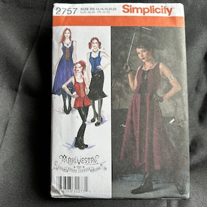 Op de afbeelding: Simplicity naaipatroon nummer 2757 voor een steampunk-geïnspireerde jurk. Het patroon bevat drie verschillende jurkstijlen, allemaal met een gotische esthetiek. Het patroon is voor de maten 14-18, 20-22 en 40-46.