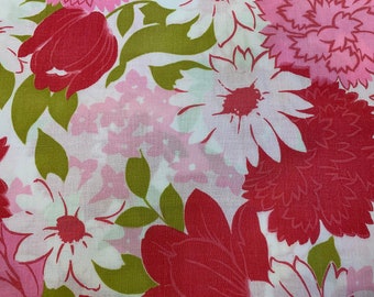 Könnte beinhalten: Ein rosa-weißer Blumenstoff mit einem sich wiederholenden Muster aus großen und kleinen Blumen. Die Blumen sind in Rosatönen, Rot und Weiß gehalten, die Blätter sind grün.