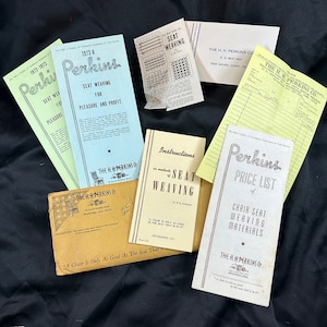 Puede incluir: Una colección de folletos y documentos antiguos de The H.H. Perkins Co. para el tejido de asientos. Los documentos incluyen instrucciones, una lista de precios y la historia de la empresa. El texto incluye la frase "Una silla solo es tan buena como el asiento que tiene."