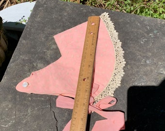 ヴィンテージ ピンク ベビー ボンネット キャップ // ピンクの生地に