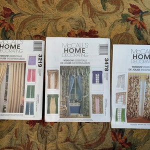 Könnte beinhalten: Drei McCall's Home Decorating Nähmuster für Fensterdekorationen. Die Muster sind mit 3219, 3478 und 3200 nummeriert. Jedes Muster zeigt verschiedene Fensterdekorationen, darunter Vorhänge, Gardinen und Volants.