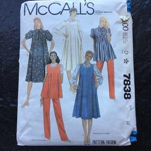 Pode incluir: Um envelope de padrão de costura vintage da McCall's com ilustrações de vários designs de roupas femininas. O envelope exibe o logotipo da McCall's e o número do padrão 7838. Os designs incluem vestidos, tops e calças. Tamanho 12.