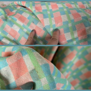 Puede incluir: Primer plano de una tela a cuadros rosa, verde y azul. La tela tiene una textura tejida y est&aacute; hecha de un material suave.