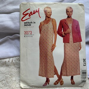 Puede incluir: Un patrón de costura para un vestido y una chaqueta. El patrón es para las tallas 18-20-22-24. El patrón se llama "Easy Stitch 'n Save" de McCall's. El número del patrón es 3073.