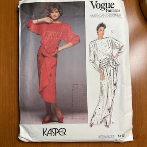 Pode incluir: Padrão de costura Vogue Patterns com um vestido vermelho com cintura drapeada e uma ilustração correspondente. O padrão é de Kasper, um designer americano. O número do padrão é 1510.