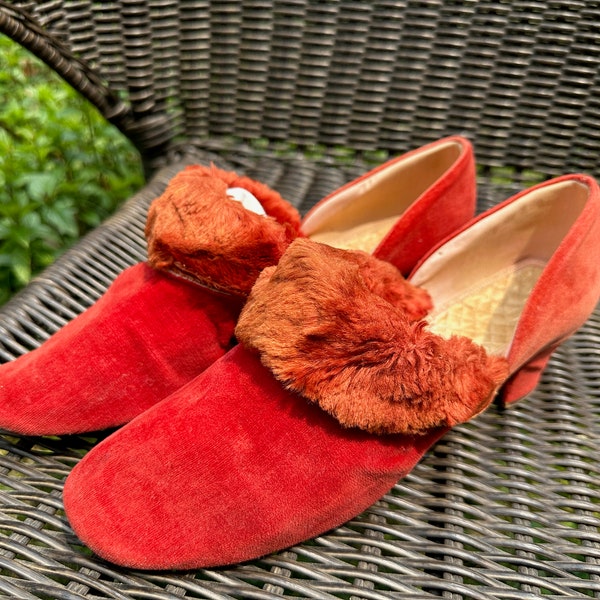 Vintage 1930s-1940s Red Velvet & Faux Fur House Shoes // Approx Size 8 > heeled boudoir slippers, quilted lining, soft sole