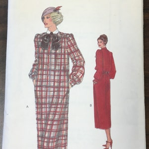 Puede incluir: Un patrón de costura vintage de Vogue Patterns. La portada presenta ilustraciones de dos vestidos largos. Uno es un vestido a cuadros rojos y blancos con un lazo grande. El otro es un vestido rojo liso. La talla del patrón es 12.