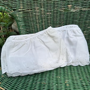 Vintage White Embroidered Eyelet Scalloped Edging Trim // 58&quot; & 37&quot; long, 6&quot; wide &gt; unused deadstock &gt; gathered to binding
