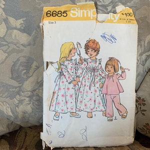 Vintage 1970s Toddler&#39;s Robe, Nightgown and Pajamas Pattern // Simplicity 6685 &gt; size 3 &gt; shoulder ruffles, puff sleeves, pjs