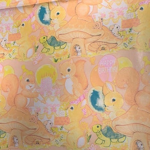 Papel de embrulho de criaturas florestais dos anos 1980 // 20x30" (2 folhas) > Feliz Aniversário > NOS não utilizado > cogumelos pêssego, caracol, esquilo, coelho, tartaruga