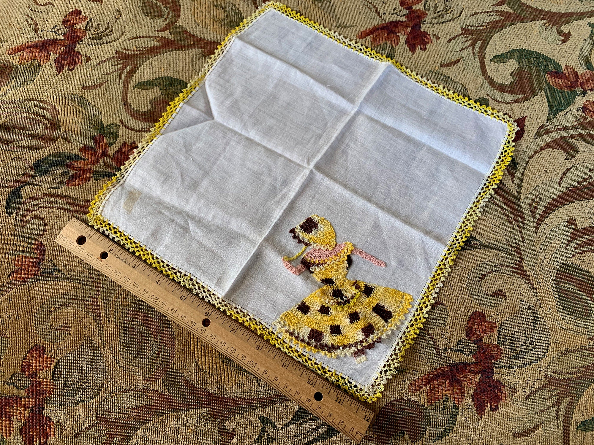 ヴィンテージ いたずらなクリノリン ガール ハンカチ // 12 インチ平方