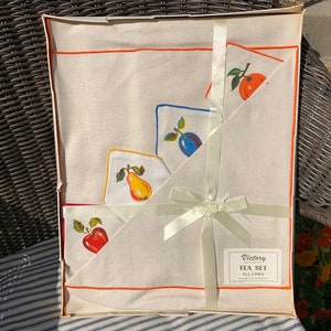 vintage 'Victory' Imprimé Fruits Linge Nappe + 4 Serviettes Tea Set // 36x40 » > Jamais utilisé, non ouvert, toujours dans la boîte, NOSS, étiquettes