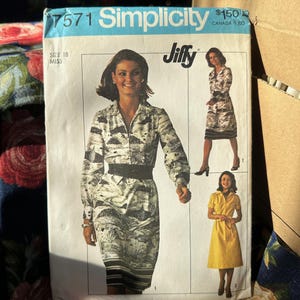 以下が含まれることがあります： ジフィーのドレス用のシンシティパターン番号7571。このパターンは、サイズ18のミス用で、長袖と半袖のドレスを作るための指示が含まれています。このパターンは、風景のプリントが施されたドレス用です。