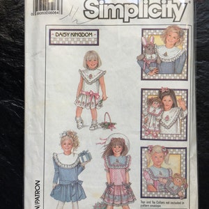 1980er Daisy Kingdom Muster- Kinderkleid mit abnehmbaren Kontrastkragen oder vorgedruckten Kragen / Simplicity 8594 &gt; Gr. 6X &gt; Strich