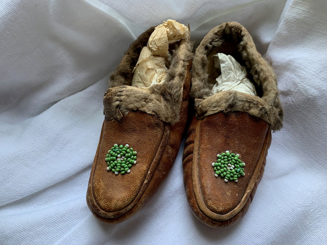 Vintage Native American Handmade Leather Turquoise Beaded Moccasins 10\