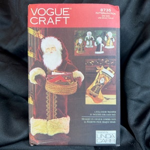 Padrão de decorações de Natal do Pai dos anos 90 // Vogue 8735 > Não utilizado > Porta-cartões de boneca de 28", meia, enfeites > Kris Kringle, Papai Noel