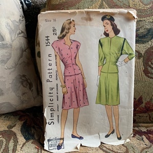 Könnte beinhalten: Vintage Simplicity Schnittmuster für ein Kleid, Größe 16, zum Preis von 25 Cent. Das Muster zeigt zwei Frauen in Kleidern, eines in Grün und eines in Pink mit weißen Punkten.