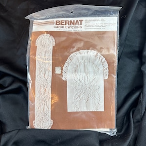 Pode incluir: Um kit Bernat Candlewicking branco para um Bellingham Bell Pull. O kit inclui instruções, fio e um padrão para um puxador de campainha branco com uma borda festonada. O tamanho acabado é de 15 x 76 cm.