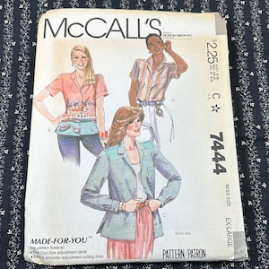 Może przedstawiać: Wzór szycia McCall's numer 7444 na koszulę i kurtkę dla kobiet. Wzór jest dla rozmiaru dla panny, bardzo duży. Wzór jest stworzony dla Ciebie i zawiera zakładki do regulacji rozmiaru miseczki oraz linie cięcia do regulacji pleców i ramion.