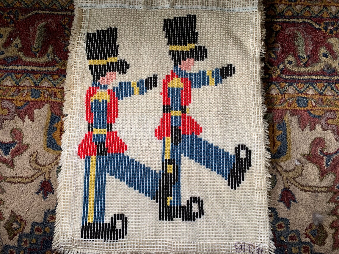 Vintage Toy Soldiers Hooked Rug, Wall Hanging // 19x26