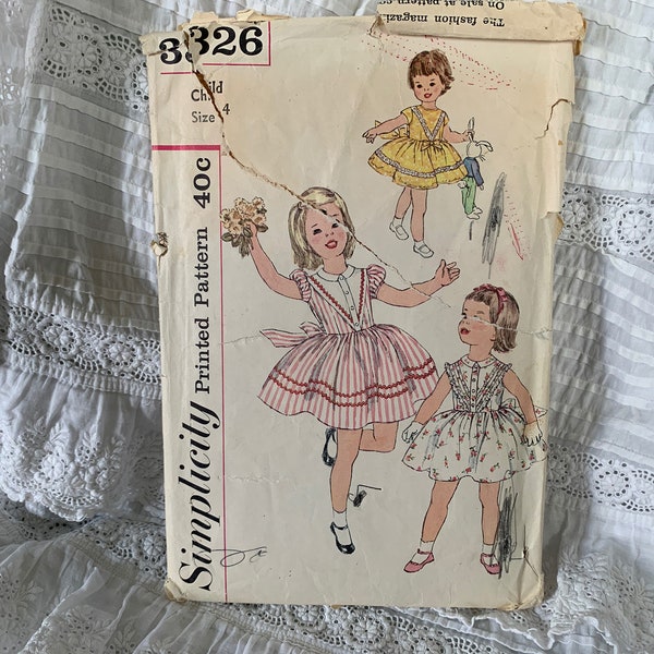 vintage 1950s Child's Dress Pattern // Simplicity 3326 > taille 4 > jupe ample, manches bouffantes, devant garni en forme de V, dentelle, nœuds, rick-rack