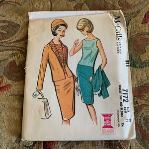 Puede incluir: Patrón de costura vintage McCall's para un traje y una blusa para mujeres. El patrón es para la talla 12, busto 32, y cuesta 75 centavos. El patrón presenta un dibujo de una mujer con un traje de falda turquesa con una blusa a juego.