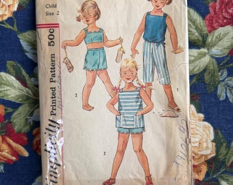 Haut, pantalon en 2 longueurs, pull pour tout-petits vintage des années 50 // Simplicité 2095 > taille enfant 2 > inutilisé > short, vêtements de sport, plage