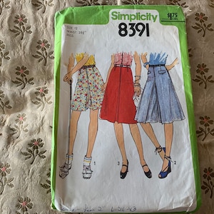 Op de afbeelding: Simplicity naaipatroon nummer 8391 voor een rok. Het patroon is voor maat 12 met een taille van 66 cm. Het patroon toont drie verschillende rokken, een met een bloemenprint, een rode en een blauwe.