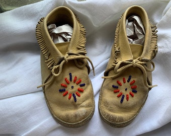 Vintage Child's Beaded Moccasins // 6.75" long > fringed ankles, red, blue glass beads, leather