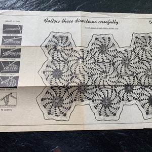 Peut inclure: Un motif de crochet noir et blanc pour un napperon ou un chemin de table. Le motif est composé d'étoiles à six branches et est intitulé "Suivez attentivement ces instructions" et "5116".