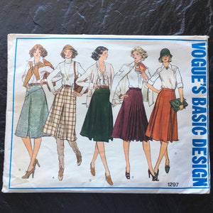 Puede incluir: Patrón de costura vintage Vogue's Basic Design número 1297. El patrón presenta cinco mujeres con diferentes estilos de faldas. Las faldas son todas de largo hasta la rodilla y tienen una variedad de colores y patrones.