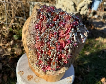 Antike Vintage Pink & Mercury Glasperlen Mütze, Hut // Tonnen Spitze, Seidenbänder, rot, weiß und indigoblau selbstgesponnenes Baumwollfutter