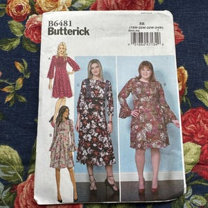Könnte beinhalten: Ein Schnittmuster für ein Kleid mit drei verschiedenen Stilen. Das Schnittmuster ist von Butterick und die Schnittmuster-Nummer ist B6481. Das Schnittmuster ist für die Größen 18W-20W-22W-24W.