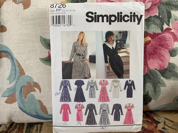 Vestido con estampado de falda delgada o acampanada // Simplicidad