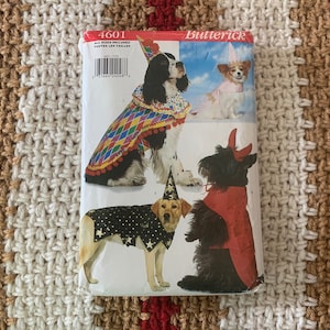 Puede incluir: Un patrón de costura para disfraces de perro. El patrón incluye tres disfraces diferentes: un bufón, un mago y un diablo. El patrón es de Butterick y el número de patrón es 4601.
