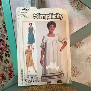 Puede incluir: Patrón de costura Simplicity número 7427 para un vestido con escote cuadrado y mangas cortas. El patrón incluye instrucciones para las tallas 16-18-20 y 44-46-48. El patrón está etiquetado como "Easy to Sew" y "Facile a Coudre".