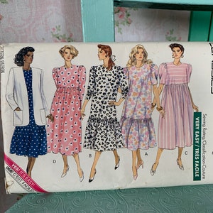 Peut inclure: Patron de couture vintage pour quatre robes, comprenant une veste blanche, une robe à fleurs roses, une robe à imprimé léopard, une robe à imprimé floral et une robe à rayures. Le patron est intitulé "Butterick 4577 Classics" et "Très facile/Tres Facile".