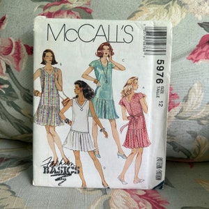 Mönster för klänningar och sparkdräkter för fröknar // McCall's 5976 > Storlekar 12, 14 eller 16 > Oanvänd > kjol med sänkt midja och plisserad kjol eller shorts med slits